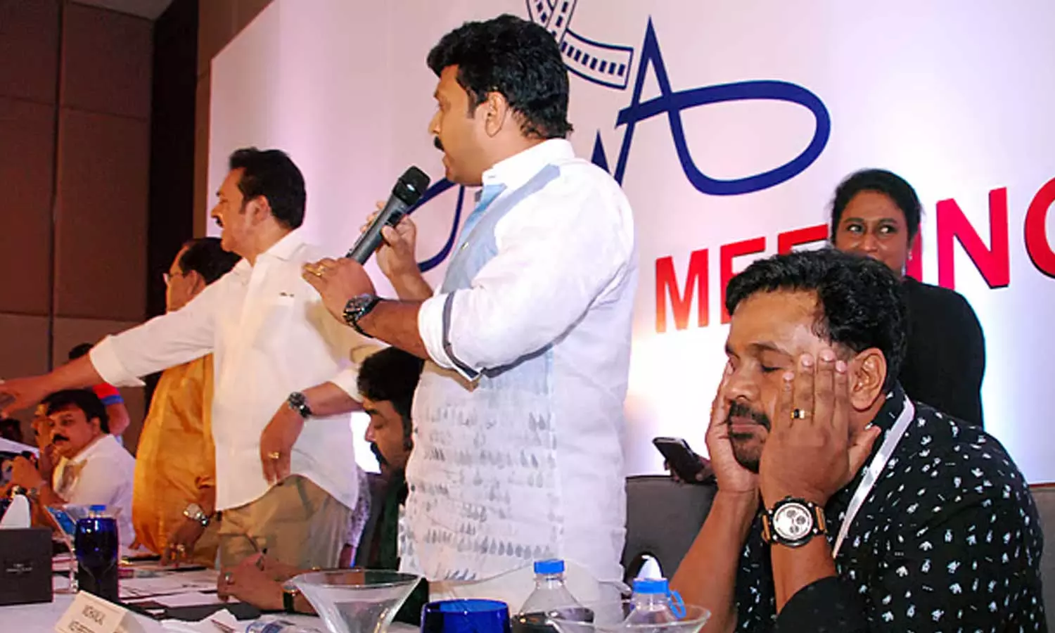 താരരാജാക്കന്മാർ മൗനം പാലിച്ചു, പ്രമുഖർ മൊഴി മാറ്റി; നടി അക്രമിക്കപ്പെട്ട കേസിൽ ഓരോ ഘട്ടത്തിലും അമ്മ നേരിട്ടത് വലിയ വിമർശനം താരരാജാക്കന്മാർ മൗനം പാലിച്ചു, പ്രമുഖർ മൊഴി മാറ്റി; നടി അക്രമിക്കപ്പെട്ട കേസിൽ ഓരോ ഘട്ടത്തിലും അമ്മ നേരിട്ടത് വലിയ വിമർശനം