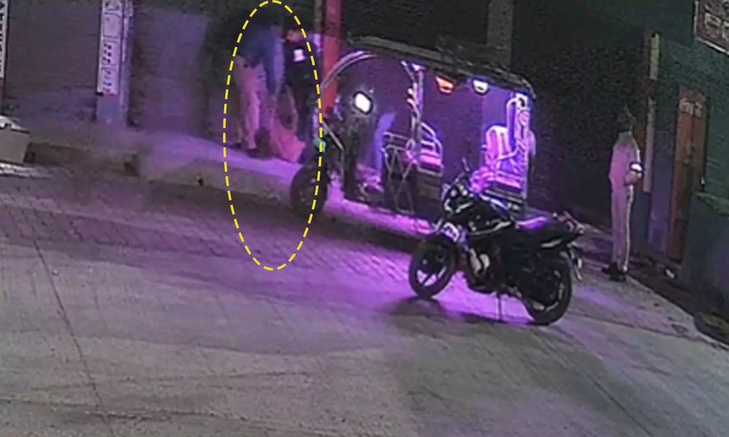 ജോലി ചെയ്യാന് വയ്യ; അജ്ഞാത മൃതദേഹം മറ്റൊരു സ്റ്റേഷന് പരിധിയില് ഉപേക്ഷിച്ച് പൊലീസുകാര്; ഞെട്ടിപ്പിക്കുന്ന സിസിടിവി ദൃശ്യങ്ങള് ജോലി ചെയ്യാന് വയ്യ; അജ്ഞാത മൃതദേഹം മറ്റൊരു സ്റ്റേഷന് പരിധിയില് ഉപേക്ഷിച്ച് പൊലീസുകാര്; ഞെട്ടിപ്പിക്കുന്ന സിസിടിവി ദൃശ്യങ്ങള്