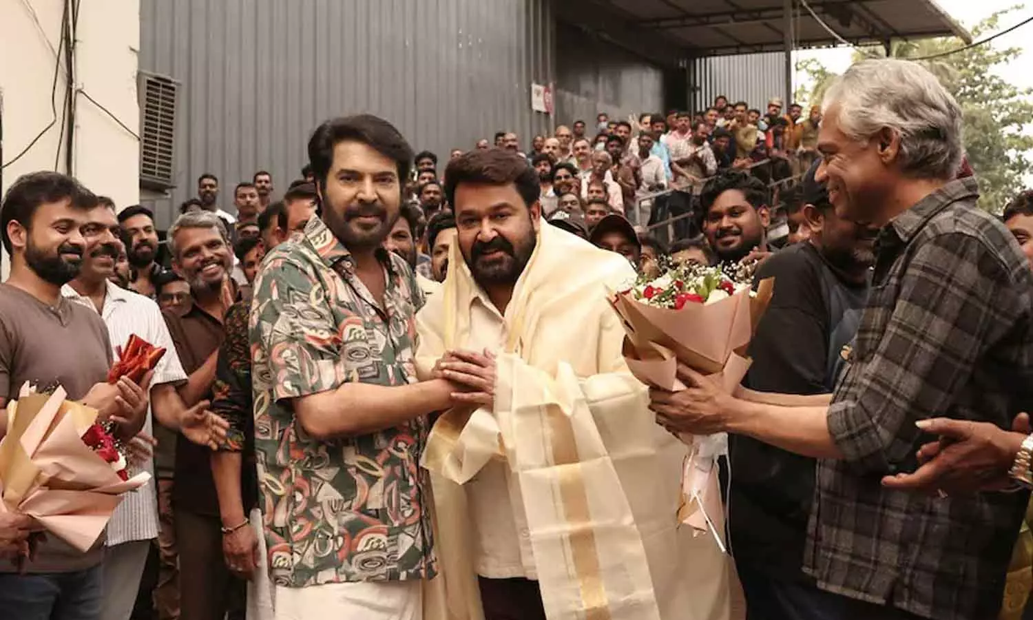 ഫാൽക്കെ നേട്ടത്തിൽ മോഹൻലാലിന് മമ്മൂട്ടിയുടെ അഭിനന്ദനം; പേട്രിയറ്റ് സെറ്റിൽ അവിസ്മരണീയ മുഹൂർത്തം ഫാൽക്കെ നേട്ടത്തിൽ മോഹൻലാലിന് മമ്മൂട്ടിയുടെ അഭിനന്ദനം; പേട്രിയറ്റ് സെറ്റിൽ അവിസ്മരണീയ മുഹൂർത്തം