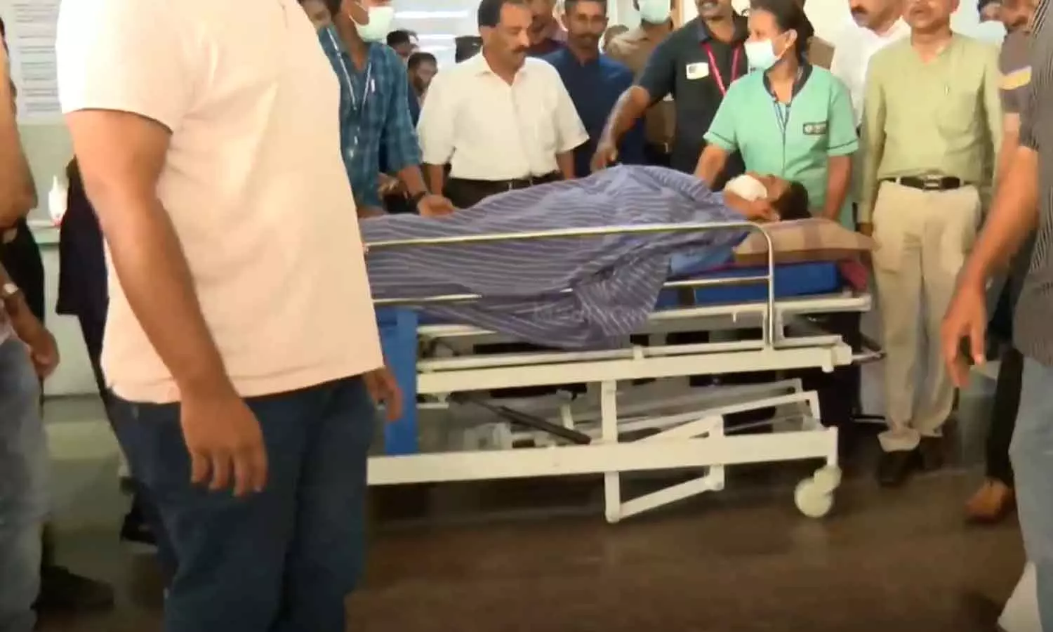 തോക്കുചൂണ്ടി കാറിലേക്ക് കയറ്റി, ചുണ്ടിൽ കത്തികൊണ്ട് വരഞ്ഞു: തട്ടിക്കൊണ്ടുപോയ വ്യവസായിക്ക് നേരെ നടന്നത് ക്രൂര മര്ദനം തോക്കുചൂണ്ടി കാറിലേക്ക് കയറ്റി, ചുണ്ടിൽ കത്തികൊണ്ട് വരഞ്ഞു: തട്ടിക്കൊണ്ടുപോയ വ്യവസായിക്ക് നേരെ നടന്നത് ക്രൂര മര്ദനം