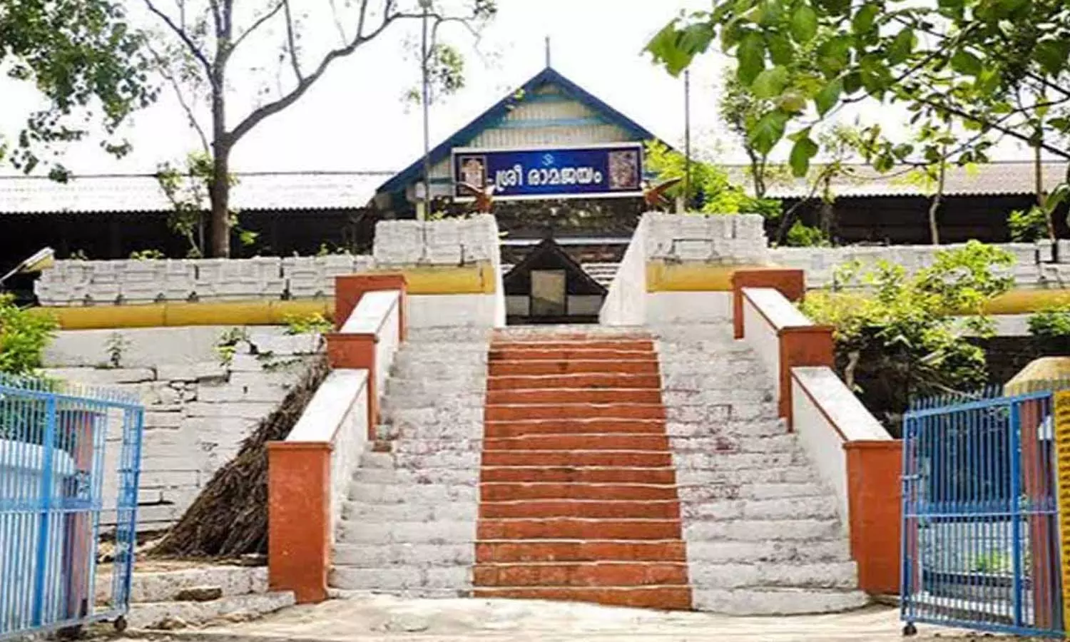 ക്ഷേത്രത്തിന് അവകാശപ്പെട്ട ഭൂമി കൊച്ചിൻ ദേവസ്വം ബോർഡ് ഉദ്യോഗസ്ഥൻ തട്ടിയെടുത്തതായി പരാതി ക്ഷേത്രത്തിന് അവകാശപ്പെട്ട ഭൂമി കൊച്ചിൻ ദേവസ്വം ബോർഡ് ഉദ്യോഗസ്ഥൻ തട്ടിയെടുത്തതായി പരാതി