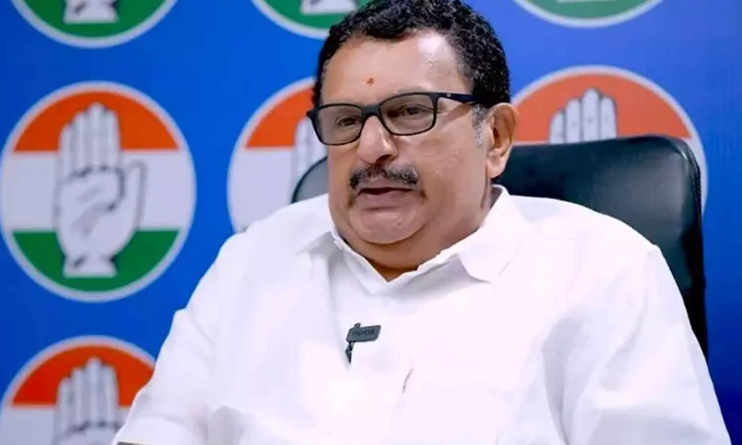 രാഹുൽ മാങ്കൂട്ടത്തിലിനെ പിടിക്കേണ്ടത് പൊലീസിന്റെ ഉത്തരവാദിത്തം, അതു ചെയ്യാതെ വാചക കസർത്ത് നടത്തുന്നു; കെ. മുരളീധരൻ രാഹുൽ മാങ്കൂട്ടത്തിലിനെ പിടിക്കേണ്ടത് പൊലീസിന്റെ ഉത്തരവാദിത്തം, അതു ചെയ്യാതെ വാചക കസർത്ത് നടത്തുന്നു; കെ. മുരളീധരൻ