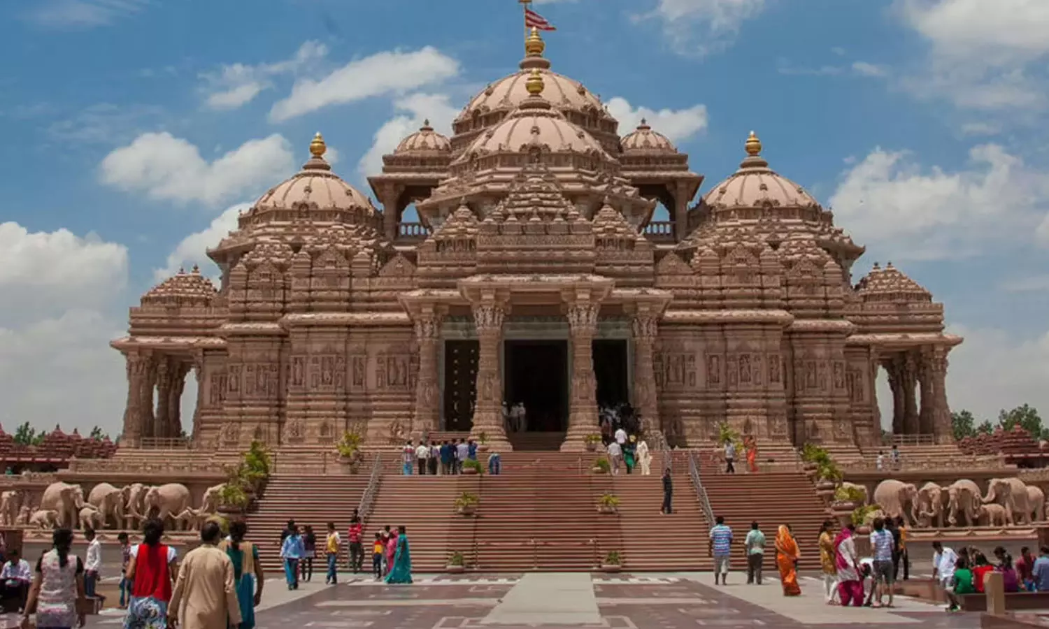 അക്ഷർധാമിൽ വ്യാജ സന്യാസി വഞ്ചിച്ചു; 1.8 ലക്ഷം രൂപയുടെ വിലപിടിപ്പുള്ള വസ്തുക്കൾ നഷ്ടപ്പെട്ടതായി യുവാവ്