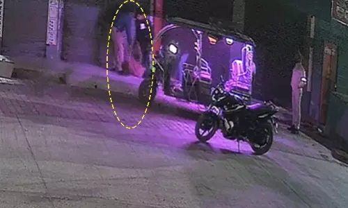 ജോലി ചെയ്യാന് വയ്യ; അജ്ഞാത മൃതദേഹം മറ്റൊരു സ്റ്റേഷന് പരിധിയില് ഉപേക്ഷിച്ച് പൊലീസുകാര്; ഞെട്ടിപ്പിക്കുന്ന സിസിടിവി ദൃശ്യങ്ങള് ജോലി ചെയ്യാന് വയ്യ; അജ്ഞാത മൃതദേഹം മറ്റൊരു സ്റ്റേഷന് പരിധിയില് ഉപേക്ഷിച്ച് പൊലീസുകാര്; ഞെട്ടിപ്പിക്കുന്ന സിസിടിവി ദൃശ്യങ്ങള്