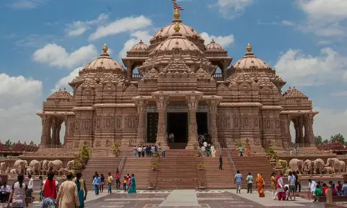 അക്ഷർധാമിൽ വ്യാജ സന്യാസി വഞ്ചിച്ചു; 1.8 ലക്ഷം രൂപയുടെ വിലപിടിപ്പുള്ള വസ്തുക്കൾ നഷ്ടപ്പെട്ടതായി യുവാവ് അക്ഷർധാമിൽ വ്യാജ സന്യാസി വഞ്ചിച്ചു; 1.8 ലക്ഷം രൂപയുടെ വിലപിടിപ്പുള്ള വസ്തുക്കൾ നഷ്ടപ്പെട്ടതായി യുവാവ്