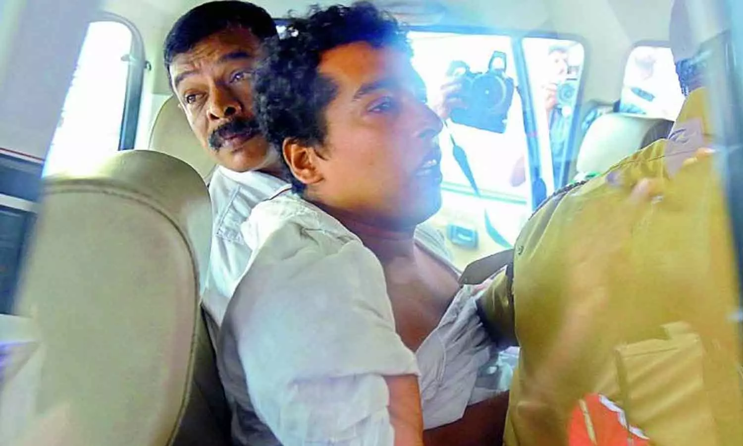 കോടതിമുറിയിൽ കയറി പൊക്കി പൊലീസ്; പൾസർ സുനിയുടെ അറസ്റ്റിൽ അടിമുടി നാടകീയത