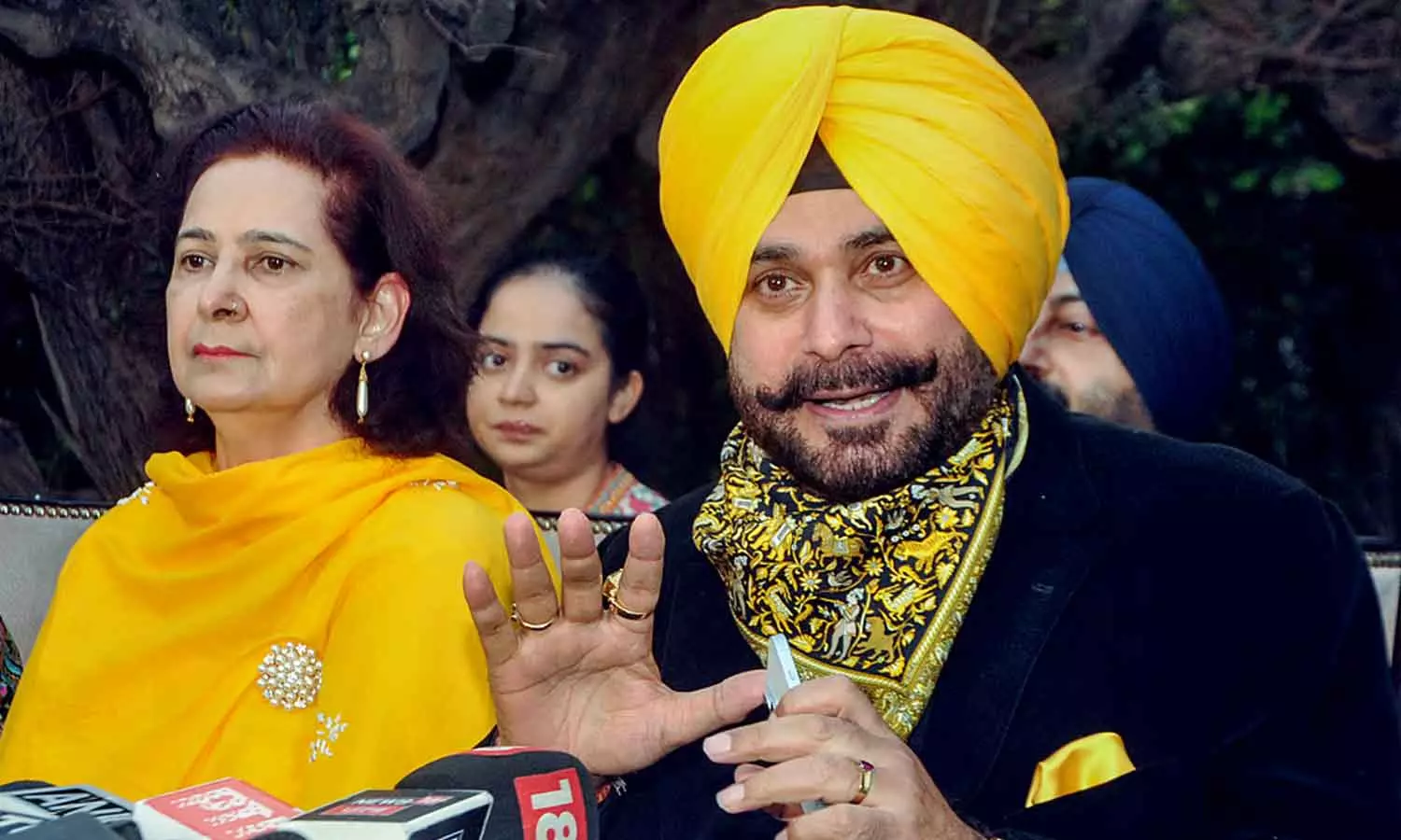 500 കോടി രൂപയടങ്ങിയ സ്യൂട്ട്കെയ്സ് പരാമര്ശം; നവ്ജ്യോത് കൗർ സിദ്ദുവിനെ കോൺഗ്രസ് സസ്പെൻഡ് ചെയ്തു 500 കോടി രൂപയടങ്ങിയ സ്യൂട്ട്കെയ്സ് പരാമര്ശം; നവ്ജ്യോത് കൗർ സിദ്ദുവിനെ കോൺഗ്രസ് സസ്പെൻഡ് ചെയ്തു