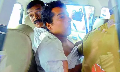 കോടതിമുറിയിൽ കയറി പൊക്കി പൊലീസ്; പൾസർ സുനിയുടെ അറസ്റ്റിൽ അടിമുടി നാടകീയത കോടതിമുറിയിൽ കയറി പൊക്കി പൊലീസ്; പൾസർ സുനിയുടെ അറസ്റ്റിൽ അടിമുടി നാടകീയത