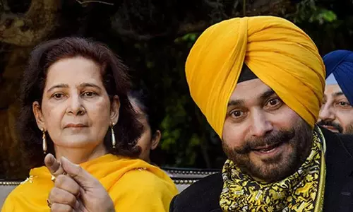 500 കോടിയുടെ സ്യൂട്ട്കേസ് കൈമാറിയാൽ ആർക്കും മുഖ്യമന്ത്രിയാകാം: കോൺഗ്രസിനെതിരെ നവ്ജോത് കൗര്: ആരോപണം ഏറ്റെടുത്ത് ബിജെപി 500 കോടിയുടെ സ്യൂട്ട്കേസ് കൈമാറിയാൽ ആർക്കും മുഖ്യമന്ത്രിയാകാം: കോൺഗ്രസിനെതിരെ നവ്ജോത് കൗര്: ആരോപണം ഏറ്റെടുത്ത് ബിജെപി