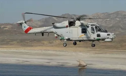 ഒമാനിലെ ഹംറ വിലായത്തിൽ മലമുകളിൽ നിന്ന് വീണയാളെ രക്ഷപ്പെടുത്തി