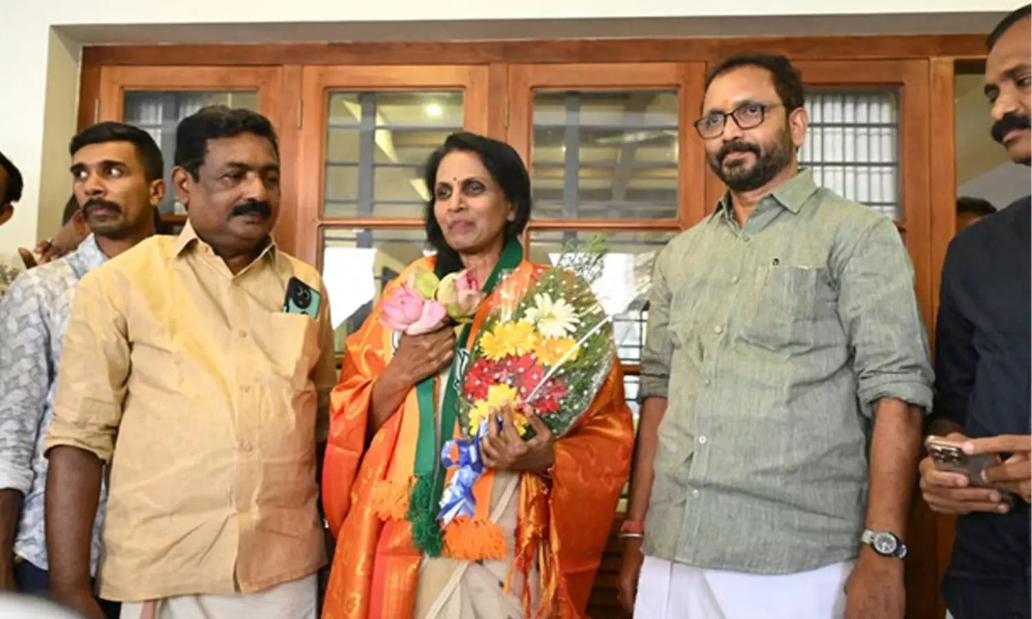 ചട്ടവിരുദ്ധ നടപടി; തിരു. ബിജെപി സ്ഥാനാർഥി ആർ.ശ്രീലേഖ കുരുക്കിൽ ചട്ടവിരുദ്ധ നടപടി; തിരു. ബിജെപി സ്ഥാനാർഥി ആർ.ശ്രീലേഖ കുരുക്കിൽ