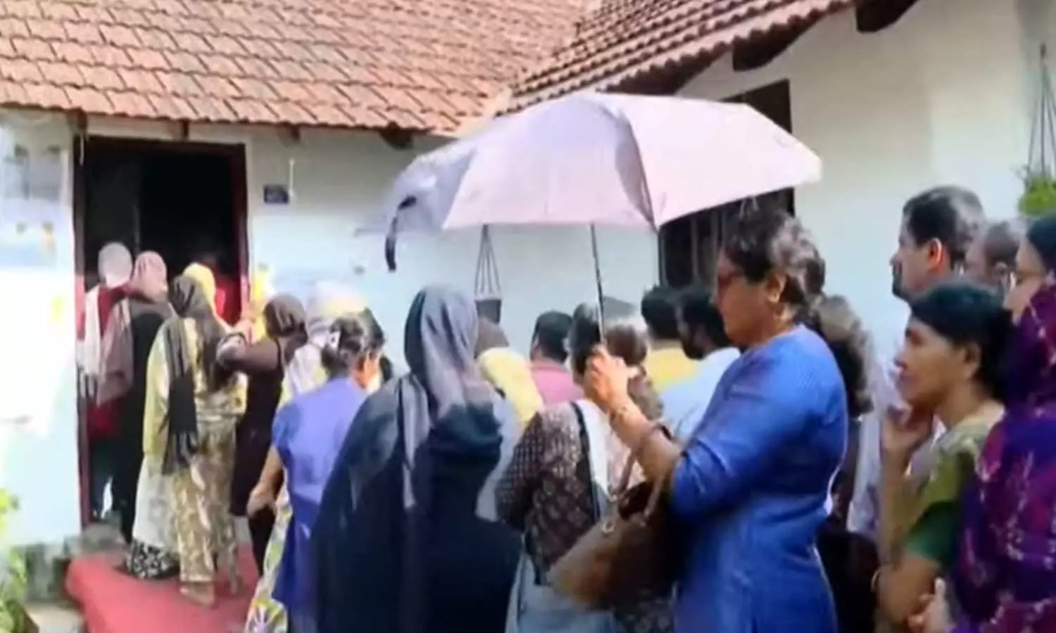 ആദ്യ മൂന്ന് മണിക്കൂറിൽ പോളിങ് 20 ശതമാനം; പല ബൂത്തുകളിലും വോട്ടര്മാരുടെ നീണ്ട നിര ആദ്യ മൂന്ന് മണിക്കൂറിൽ പോളിങ് 20 ശതമാനം; പല ബൂത്തുകളിലും വോട്ടര്മാരുടെ നീണ്ട നിര