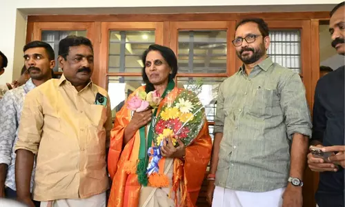 ചട്ടവിരുദ്ധ നടപടി; തിരു. ബിജെപി സ്ഥാനാർഥി ആർ.ശ്രീലേഖ കുരുക്കിൽ