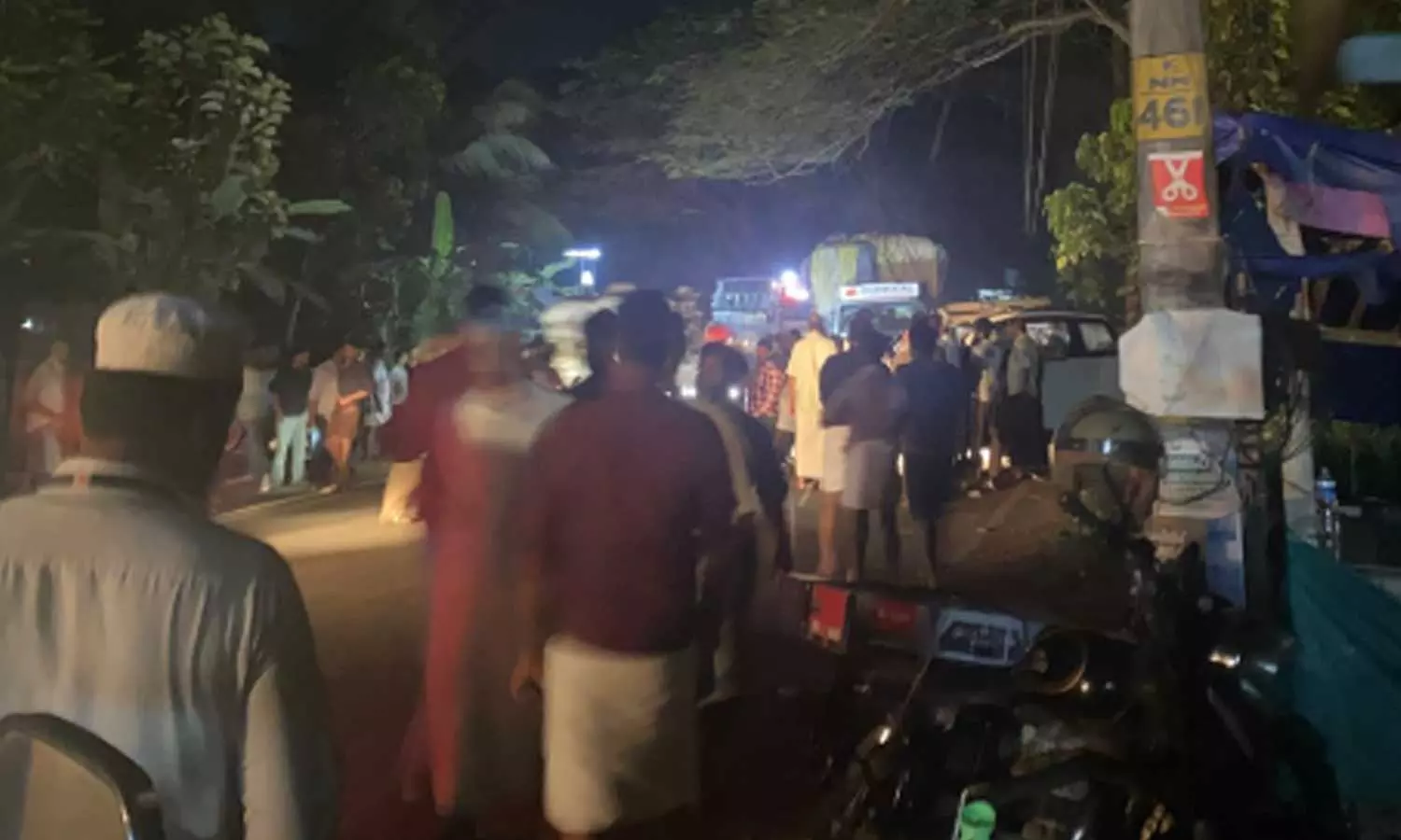 പാലക്കാട്ട് തെരഞ്ഞെടുപ്പ് ഉദ്യോഗസ്ഥർ സഞ്ചരിച്ച വാഹനം അപകടത്തിൽപ്പെട്ടു പാലക്കാട്ട് തെരഞ്ഞെടുപ്പ് ഉദ്യോഗസ്ഥർ സഞ്ചരിച്ച വാഹനം അപകടത്തിൽപ്പെട്ടു