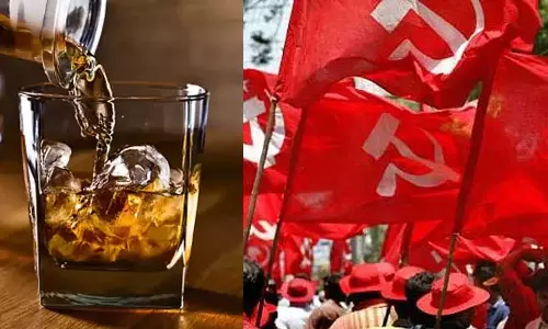 വയനാട് തിരുനെല്ലി ഉന്നതിയിൽ സിപിഎം പ്രവർത്തകർ മദ്യം നൽകി വോട്ടർമാരെ സ്വാധീനിക്കാൻ ശ്രമിച്ചെന്ന് പരാതി