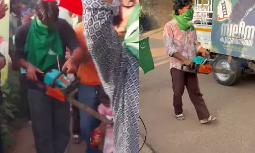 മലപ്പുറത്ത് കൊട്ടിക്കലാശത്തിൽ ആയുധവുമായി യുഡിഎഫ് പ്രവർത്തകർ