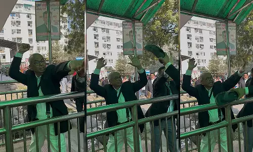 മുൻ ചീഫ് ജസ്റ്റിസ് ബി.ആർ ഗവായിക്ക് നേരെ ഷൂ എറിഞ്ഞ അഭിഭാഷകൻ രാകേഷ് കിഷോറിനെതിരെ കോടതിയിൽ ചെരിപ്പേറ്