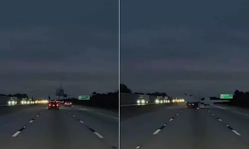 ഓടിക്കൊണ്ടിരിക്കുന്ന കാറിന് മുകളില് വിമാനത്തിന് അടിയന്തര ലാന്ഡിങ്; ഫ്ളോറിഡയിൽ നിന്നും ഞെട്ടിക്കുന്ന ദൃശ്യങ്ങൾ... ഓടിക്കൊണ്ടിരിക്കുന്ന കാറിന് മുകളില് വിമാനത്തിന് അടിയന്തര ലാന്ഡിങ്; ഫ്ളോറിഡയിൽ നിന്നും ഞെട്ടിക്കുന്ന ദൃശ്യങ്ങൾ...