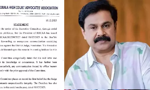 നടിയെ അക്രമിച്ച കേസിൽ വിധിയുടെ ഉള്ളടക്കം ചോര്ന്നെന്ന് ആരോപിച്ച് കത്ത്; പ്രസിഡൻ്റിനെ തള്ളി ഹൈക്കോടതി അഭിഭാഷക അസോസിയേഷന് നടിയെ അക്രമിച്ച കേസിൽ വിധിയുടെ ഉള്ളടക്കം ചോര്ന്നെന്ന് ആരോപിച്ച് കത്ത്; പ്രസിഡൻ്റിനെ തള്ളി ഹൈക്കോടതി അഭിഭാഷക അസോസിയേഷന്