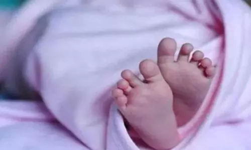 ഉറക്കത്തിൽ മാതാപിതാക്കള്ക്കിടയില് ഞെരുങ്ങി ശ്വാസം മുട്ടി; നവജാത ശിശുവിന് ദാരുണാന്ത്യം ഉറക്കത്തിൽ മാതാപിതാക്കള്ക്കിടയില് ഞെരുങ്ങി ശ്വാസം മുട്ടി; നവജാത ശിശുവിന് ദാരുണാന്ത്യം