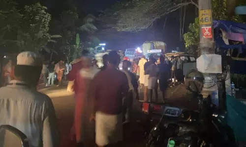 പാലക്കാട്ട് തെരഞ്ഞെടുപ്പ് ഉദ്യോഗസ്ഥർ സഞ്ചരിച്ച വാഹനം അപകടത്തിൽപ്പെട്ടു പാലക്കാട്ട് തെരഞ്ഞെടുപ്പ് ഉദ്യോഗസ്ഥർ സഞ്ചരിച്ച വാഹനം അപകടത്തിൽപ്പെട്ടു