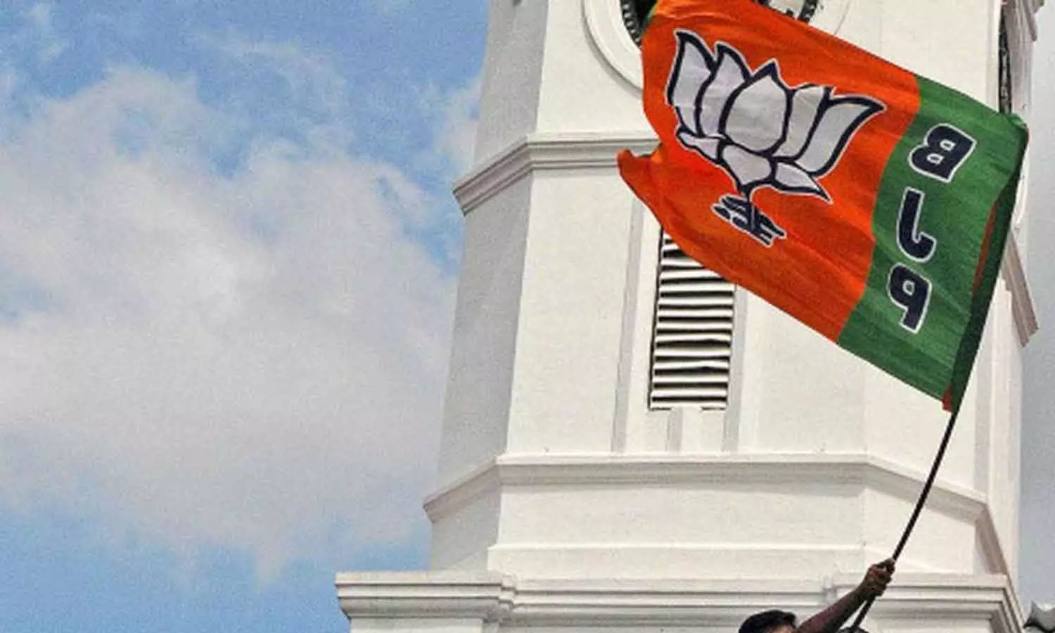 പാലക്കാട്  നഗരസഭയില്‍  പൂജിച്ച താമര വിതരണം ചെയ്തു; ബിജെപിക്കെതിരെ തെരഞ്ഞെടുപ്പ്  കമ്മീഷന് പരാതി