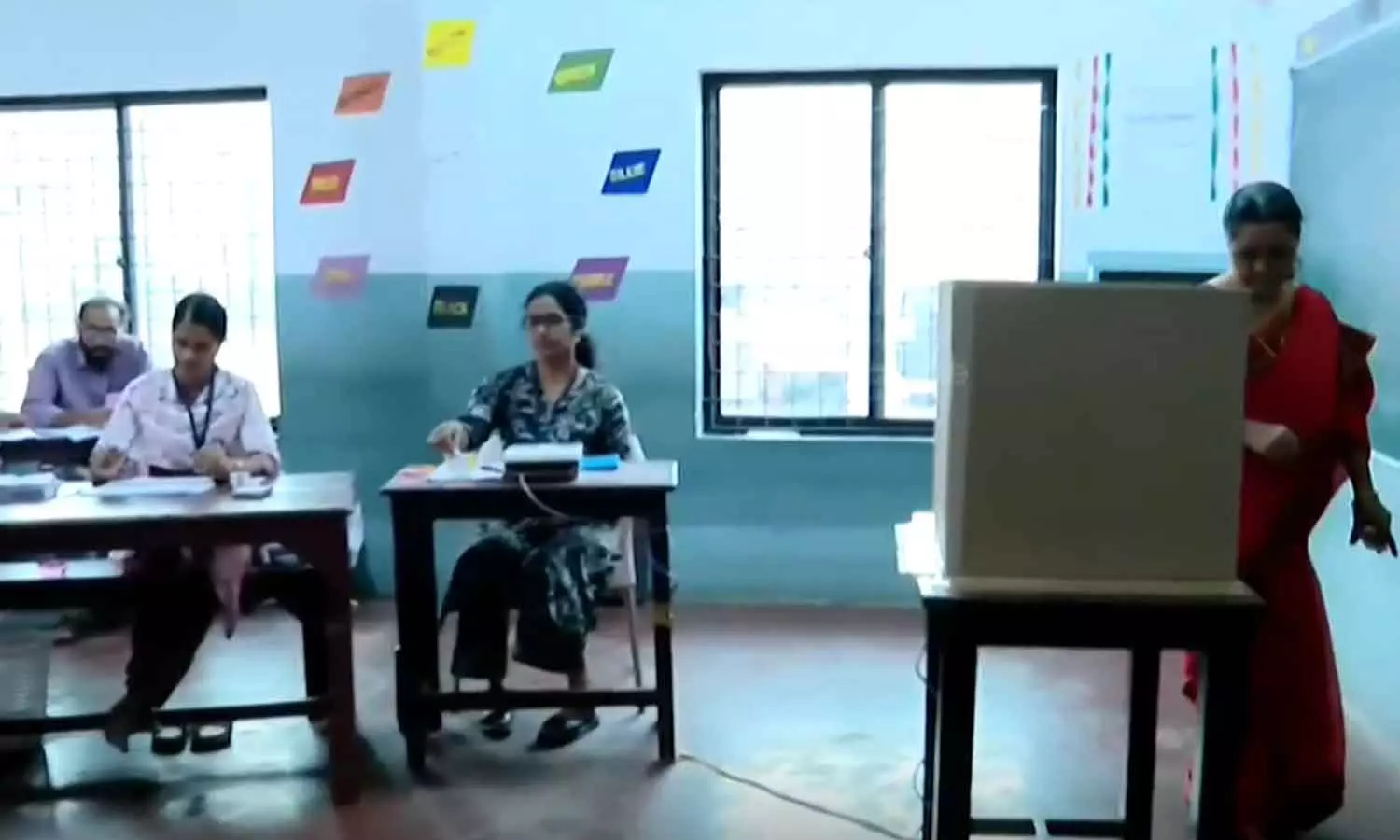 തദ്ദേശ തെരഞ്ഞെടുപ്പിന്റെ രണ്ടാംഘട്ട വോട്ടെടുപ്പിൽ മികച്ച പോളിങ്; 50 ശതമാനം പിന്നിട്ടു