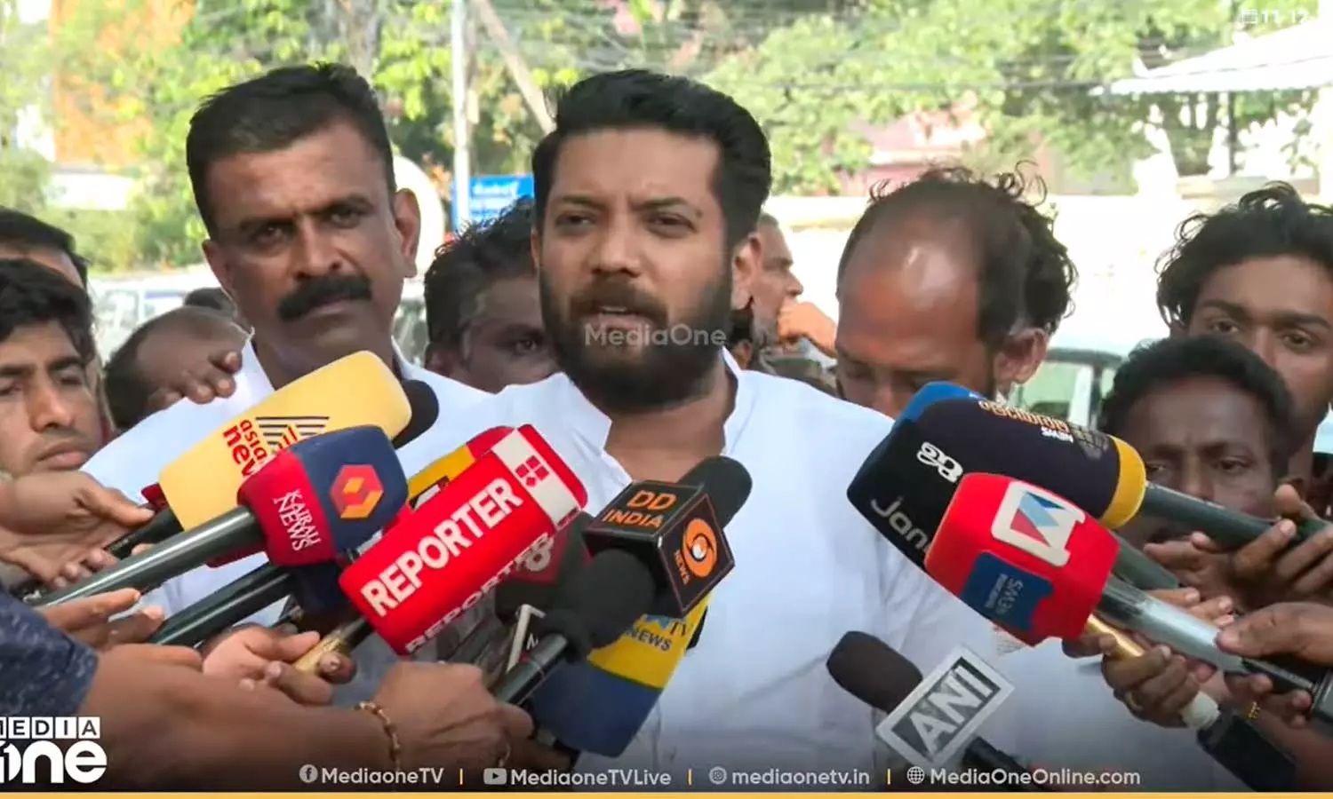 മുഖ്യമന്ത്രി അജണ്ട മാറ്റാൻ ശ്രമിക്കുന്നു, ശബരിമല സ്വർണക്കൊള്ള മറക്കാനാണ് രാഹുൽ വിഷയം ഉന്നയിക്കുന്നത്: ഷാഫി പറമ്പിൽ മുഖ്യമന്ത്രി അജണ്ട മാറ്റാൻ ശ്രമിക്കുന്നു, ശബരിമല സ്വർണക്കൊള്ള മറക്കാനാണ് രാഹുൽ വിഷയം ഉന്നയിക്കുന്നത്: ഷാഫി പറമ്പിൽ