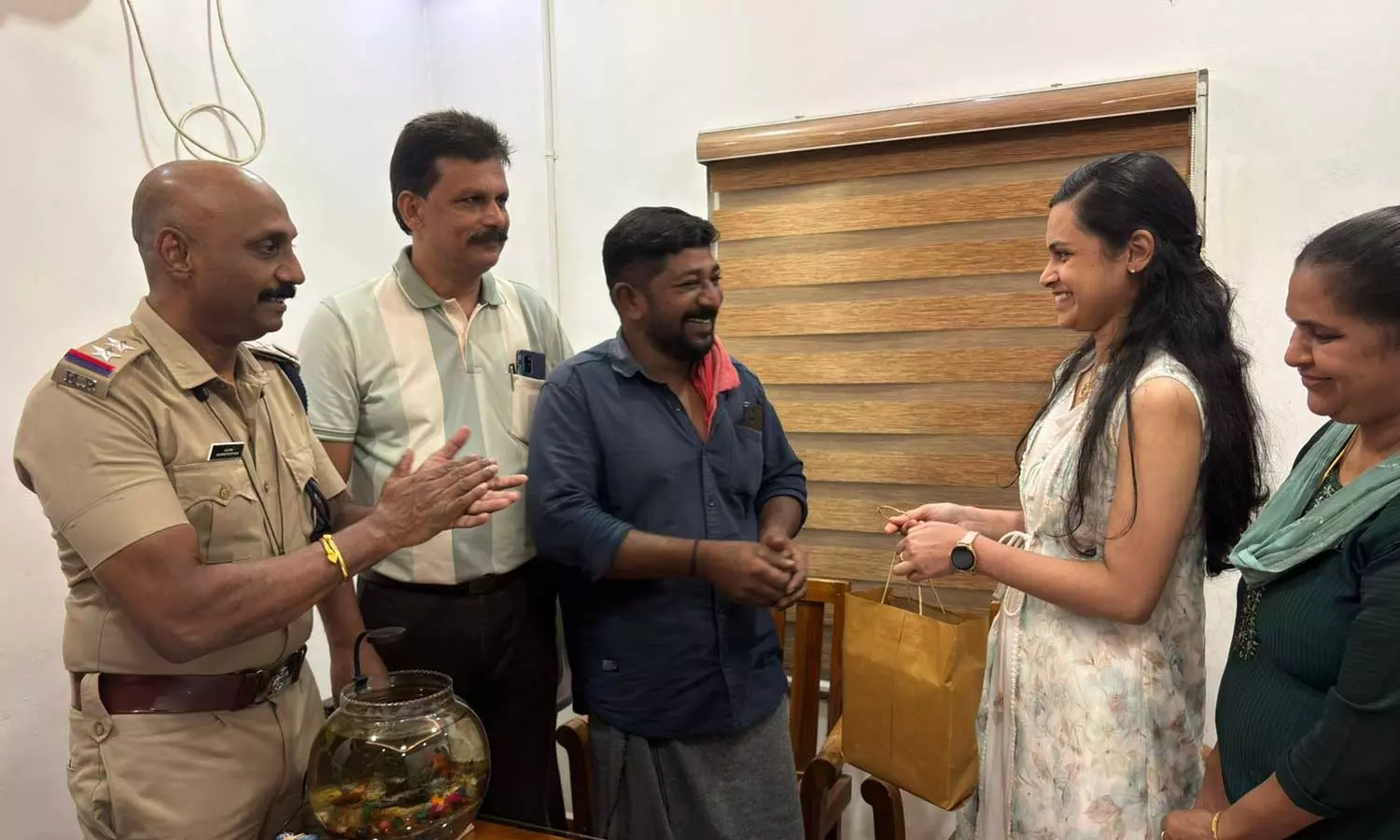 ചുമട്ടുതൊഴിലാളിയുടെ സത്യസന്ധത; ഒന്നര ലക്ഷം രൂപ വില വരുന്ന ഡയമണ്ട് വള ഉടമയ്ക്ക് തിരികെ ലഭിച്ചു ചുമട്ടുതൊഴിലാളിയുടെ സത്യസന്ധത; ഒന്നര ലക്ഷം രൂപ വില വരുന്ന ഡയമണ്ട് വള ഉടമയ്ക്ക് തിരികെ ലഭിച്ചു