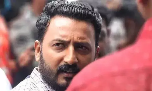 ഒളിവിൽ നിന്ന് പുറത്തേക്ക്; വോട്ടുചെയ്യാനെത്തി രാഹുൽ മാങ്കൂട്ടത്തിൽ ഒളിവിൽ നിന്ന് പുറത്തേക്ക്; വോട്ടുചെയ്യാനെത്തി രാഹുൽ മാങ്കൂട്ടത്തിൽ