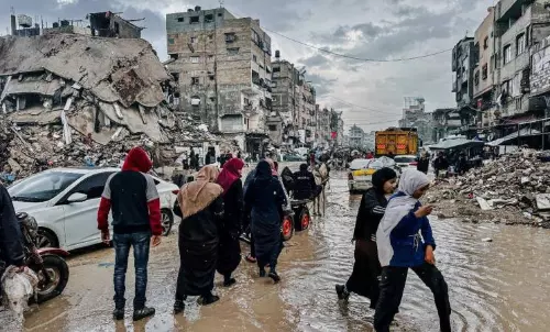 ബൈറോൺ ചുഴലിക്കാറ്റിൽ ആടിയുലഞ്ഞ് ഗസ്സ; കെട്ടിടങ്ങൾ തകര്ന്നു, ഒരു മരണം ബൈറോൺ ചുഴലിക്കാറ്റിൽ ആടിയുലഞ്ഞ് ഗസ്സ; കെട്ടിടങ്ങൾ തകര്ന്നു, ഒരു മരണം