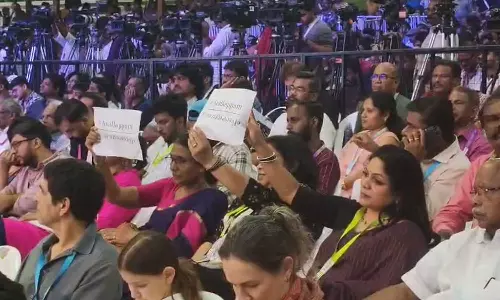 വേദിയിൽ അവൾക്കൊപ്പം പ്ലക്കാർഡ്; രാജ്യാന്തര ചലച്ചിത്രമേളയ്ക്ക് തുടക്കം