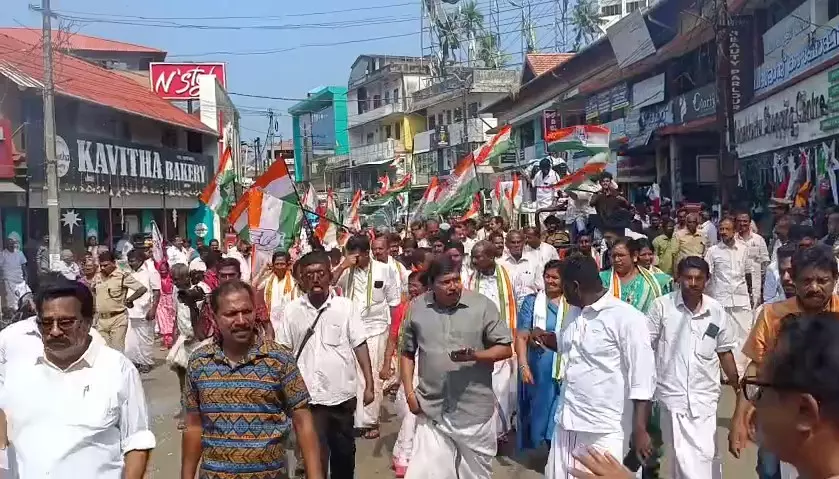 ഇടത് കോട്ടകൾ തകര്ന്നു; സംസ്ഥാനത്ത് യുഡിഎഫ് തരംഗം LIVE BLOG ഇടത് കോട്ടകൾ തകര്ന്നു; സംസ്ഥാനത്ത് യുഡിഎഫ് തരംഗം LIVE BLOG