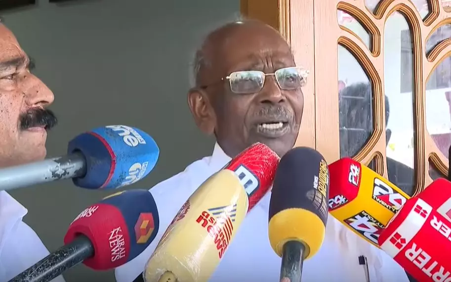 പെൻഷൻ മേടിച്ചിട്ട് ഇഷ്ടം പോലെ തിന്നിട്ട് നേരെ എതിര് വോട്ട് ചെയ്തത് പിറപ്പുപണി; എം.എം മണി പെൻഷൻ മേടിച്ചിട്ട് ഇഷ്ടം പോലെ തിന്നിട്ട് നേരെ എതിര് വോട്ട് ചെയ്തത് പിറപ്പുപണി; എം.എം മണി