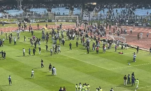 മിന്നായം പോലെ മെസ്സി; കൊൽക്കത്തയിൽ ആരാധക രോഷം; സ്റ്റേഡിയം തകർത്തു മിന്നായം പോലെ മെസ്സി; കൊൽക്കത്തയിൽ ആരാധക രോഷം; സ്റ്റേഡിയം തകർത്തു