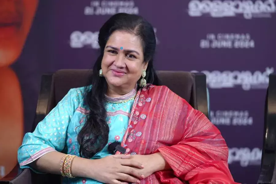 ഭര്തൃവീട്ടില് ജീവിക്കേണ്ടവള് എന്ന രീതിയില് വളര്ത്തി, ചെന്ന് കയറിയ വീട്ടില് നിന്നാണ് മദ്യപാനം തുടങ്ങിയത്: ഉര്വശി ഭര്തൃവീട്ടില് ജീവിക്കേണ്ടവള് എന്ന രീതിയില് വളര്ത്തി, ചെന്ന് കയറിയ വീട്ടില് നിന്നാണ് മദ്യപാനം തുടങ്ങിയത്: ഉര്വശി