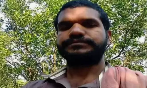 തൃശൂരിൽ കെഎസ്ആർടിസി ബസ് വഴിയരികിൽ നിർത്തി ഡ്രൈവർ ജീവനൊടുക്കി തൃശൂരിൽ കെഎസ്ആർടിസി ബസ് വഴിയരികിൽ നിർത്തി ഡ്രൈവർ ജീവനൊടുക്കി