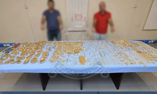 ജ്വല്ലറിയുടെ ഭിത്തി തുരന്ന് 10 ലക്ഷം റിയാലിന്റെ കവർച്ച; ഒമാനിൽ രണ്ട് യൂറോപ്യൻ പൗരന്മാർ പിടിയിൽ ജ്വല്ലറിയുടെ ഭിത്തി തുരന്ന് 10 ലക്ഷം റിയാലിന്റെ കവർച്ച; ഒമാനിൽ രണ്ട് യൂറോപ്യൻ പൗരന്മാർ പിടിയിൽ