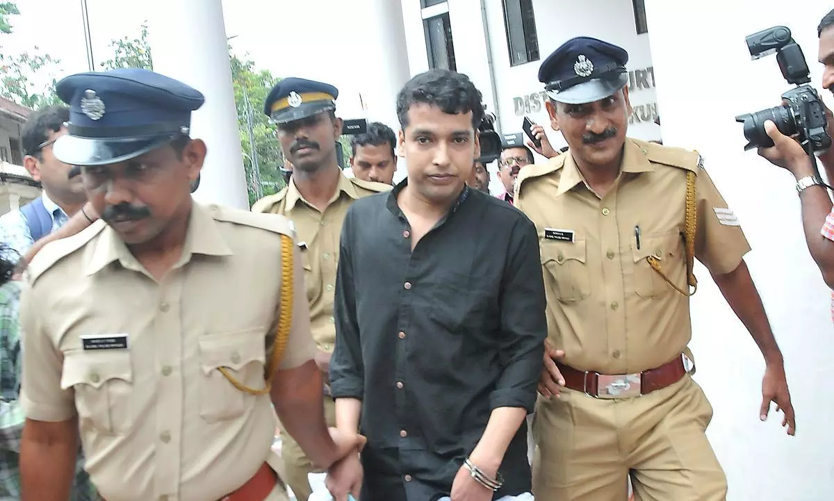 നടിയെ ആക്രമിച്ച കേസ്; പള്സര് സുനിയുമായി ഫോണില് നിരന്തരം ബന്ധപ്പെട്ട സ്ത്രീയെ സാക്ഷിയാക്കിയില്ലെന്ന് കോടതി നടിയെ ആക്രമിച്ച കേസ്; പള്സര് സുനിയുമായി ഫോണില് നിരന്തരം ബന്ധപ്പെട്ട സ്ത്രീയെ സാക്ഷിയാക്കിയില്ലെന്ന് കോടതി