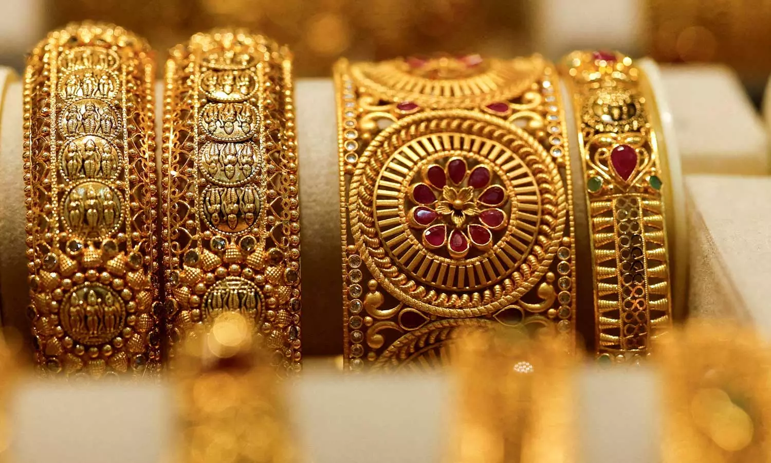 ലക്ഷം കടക്കാൻ ഇനി 720 രൂപ മാത്രം; കുതിച്ച് കയറി സ്വർണവില ലക്ഷം കടക്കാൻ ഇനി 720 രൂപ മാത്രം; കുതിച്ച് കയറി സ്വർണവില