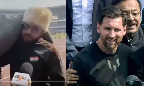 മെസിയെ കാണാനായില്ല, ഗ്രൗണ്ടിലെ കാർപെറ്റടുത്ത് ആരാധകൻ, ടിക്കറ്റ് പൈസ മുതലാക്കാനെന്ന് കമന്റ് മെസിയെ കാണാനായില്ല, ഗ്രൗണ്ടിലെ കാർപെറ്റടുത്ത് ആരാധകൻ, ടിക്കറ്റ് പൈസ മുതലാക്കാനെന്ന് കമന്റ്