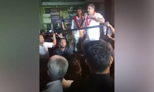 വോട്ടിന് വേണ്ടി വീട്ടിലെ സ്ത്രീകളെ കാഴ്ചവെക്കരുത്; മലപ്പുറം തെന്നലയിൽ സിപിഎം ലോക്കൽ സെക്രട്ടറി സ്ത്രീകളെ അധിക്ഷേപിച്ചതായി പരാതി വോട്ടിന് വേണ്ടി വീട്ടിലെ സ്ത്രീകളെ കാഴ്ചവെക്കരുത്; മലപ്പുറം തെന്നലയിൽ സിപിഎം ലോക്കൽ സെക്രട്ടറി സ്ത്രീകളെ അധിക്ഷേപിച്ചതായി പരാതി