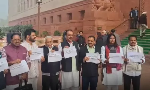 സ്വര്ണം കട്ടവനാരപ്പ സഖാക്കളാണേ അയ്യപ്പാ..; സ്വർണക്കൊള്ള വിഷയം ദേശീയതലത്തിൽ ഉയർത്തി യുഡിഎഫ് എംപിമാർ സ്വര്ണം കട്ടവനാരപ്പ സഖാക്കളാണേ അയ്യപ്പാ..; സ്വർണക്കൊള്ള വിഷയം ദേശീയതലത്തിൽ ഉയർത്തി യുഡിഎഫ് എംപിമാർ