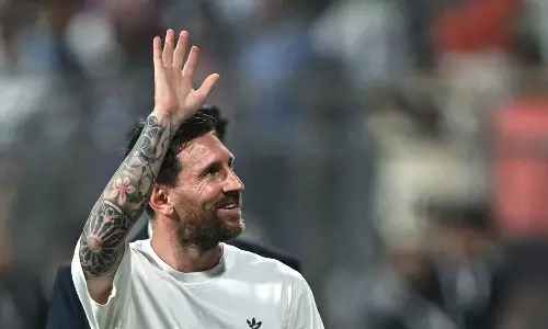 മെസിക്ക് കൈ കൊടുക്കാൻ വിഐപികള് മുടക്കുന്നത് ഒരു കോടി, തങ്ങുന്നത് ഒരൊറ്റ രാത്രിക്ക് ഏഴ് ലക്ഷം വാടകയുള്ള മുറിയിൽ, ഡൽഹിയിൽ വൻ സുരക്ഷ മെസിക്ക് കൈ കൊടുക്കാൻ വിഐപികള് മുടക്കുന്നത് ഒരു കോടി, തങ്ങുന്നത് ഒരൊറ്റ രാത്രിക്ക് ഏഴ് ലക്ഷം വാടകയുള്ള മുറിയിൽ, ഡൽഹിയിൽ വൻ സുരക്ഷ