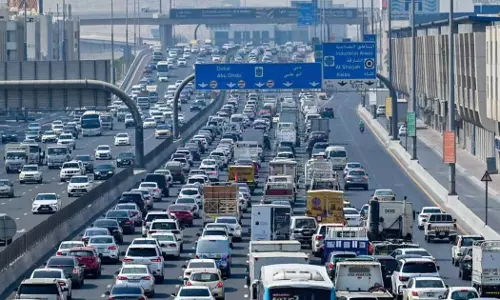 യുഎഇയിലെ പ്രധാന റോഡുകളിൽ ​വൻ ഗതാ​ഗതക്കുരുക്ക്