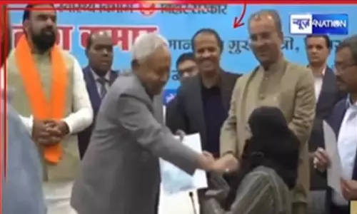 നിയമന ഉത്തരവ് കൈമാറുന്നതിനിടെ വനിത ഡോക്ടറുടെ നിഖാബ് വലിച്ചുമാറ്റി നിതീഷ് കുമാർ