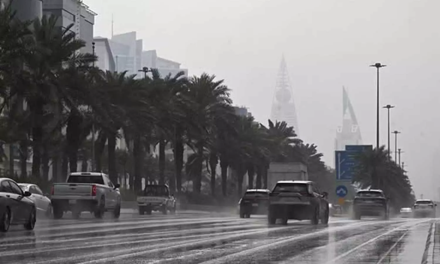 Heavy rains in various parts of Saudi Arabia; traffic disrupted Heavy rains in various parts of Saudi Arabia; traffic disrupted
