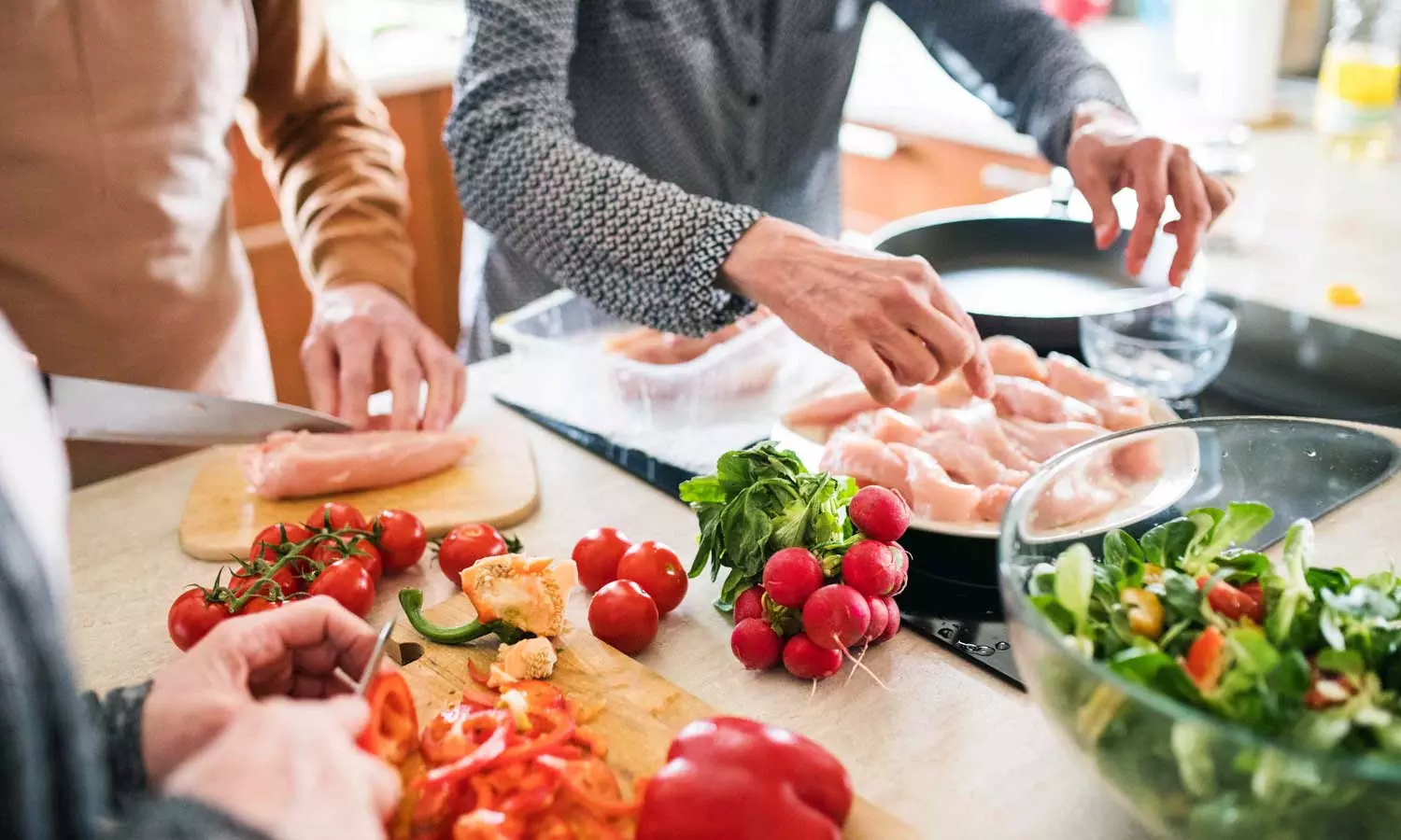 ചോറ് ചൂടാക്കി കഴിക്കാറുണ്ടോ? അടുക്കളയിലെ ചെറിയ അശ്രദ്ധ ജീവൻ അപകടത്തിലാക്കിയേക്കാം ചോറ് ചൂടാക്കി കഴിക്കാറുണ്ടോ? അടുക്കളയിലെ ചെറിയ അശ്രദ്ധ ജീവൻ അപകടത്തിലാക്കിയേക്കാം