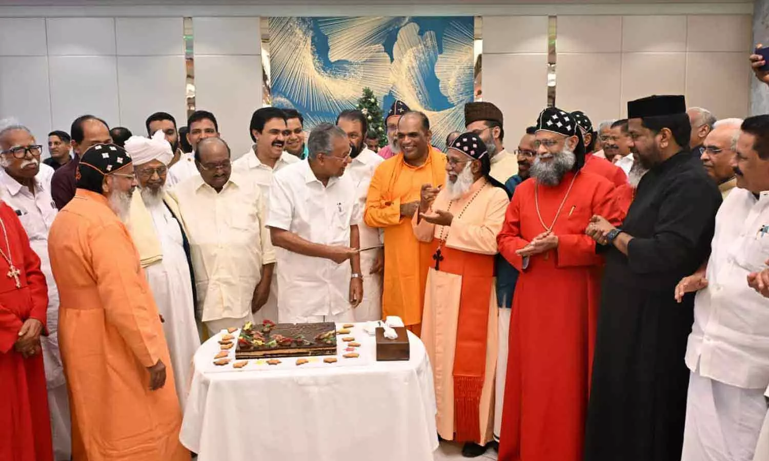 മുഖ്യമന്ത്രിയുടെ ക്രിസ്മസ്-പുതുവത്സര വിരുന്നിൽ അതിജീവിതയും മുഖ്യമന്ത്രിയുടെ ക്രിസ്മസ്-പുതുവത്സര വിരുന്നിൽ അതിജീവിതയും