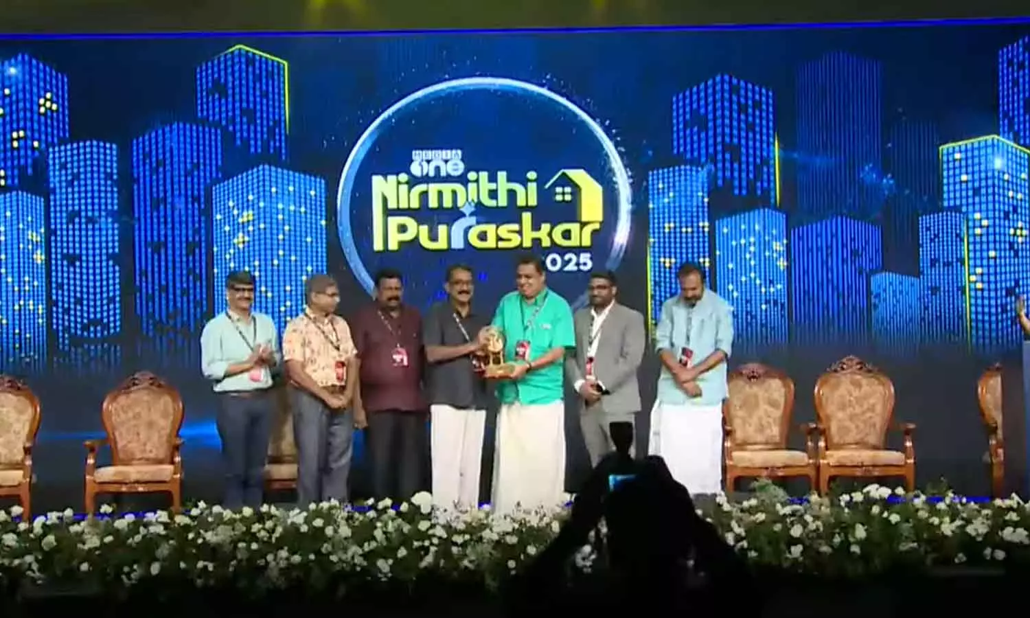 മീഡിയവൺ നിർമിതി പുരസ്കാർ; സ്പീക്കർ എ.എൻ ഷംസീർ വിതരണം ചെയ്തു മീഡിയവൺ നിർമിതി പുരസ്കാർ; സ്പീക്കർ എ.എൻ ഷംസീർ വിതരണം ചെയ്തു